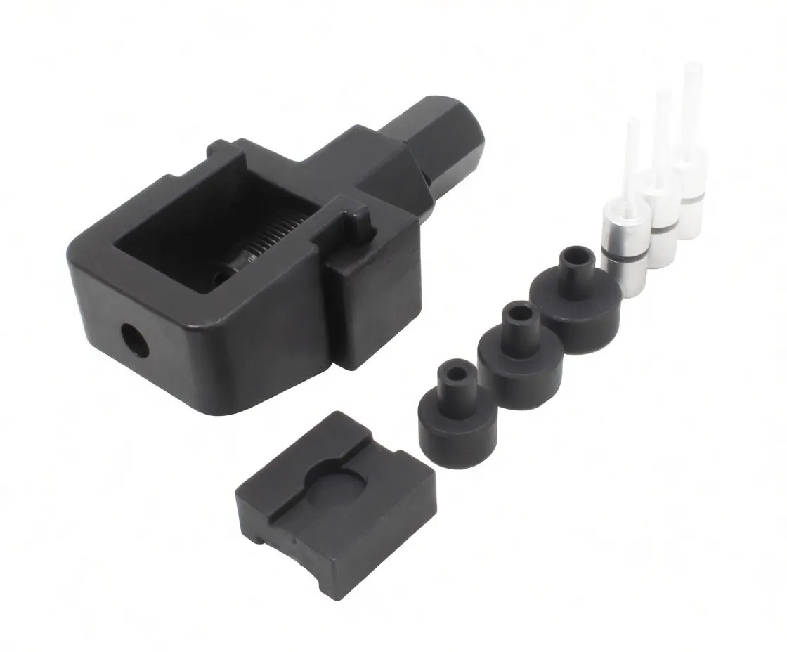 Close-up layout of chain splitter body, three black dies, rectangular anvil and three silver rivet pins on white background, 'satra' marking visible.